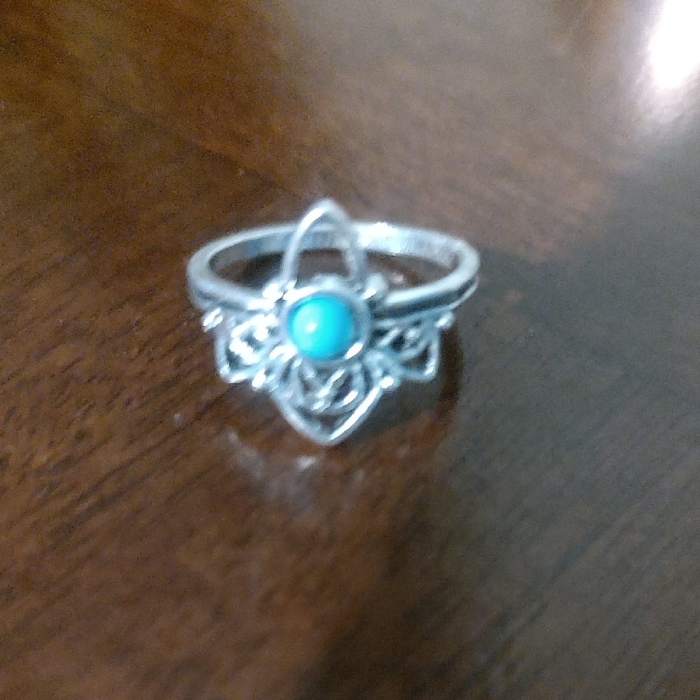 Chic Silver Ring with Turquoise Accent